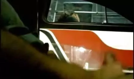 Busty Cougar 自 撮り オナニー Deauxma浮かぶ彼女の大きな丸いおっぱいのプール！